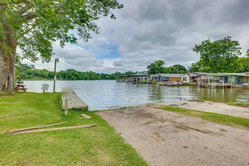 Vacation Home Lake Livingston! Onalaska Exterior photo